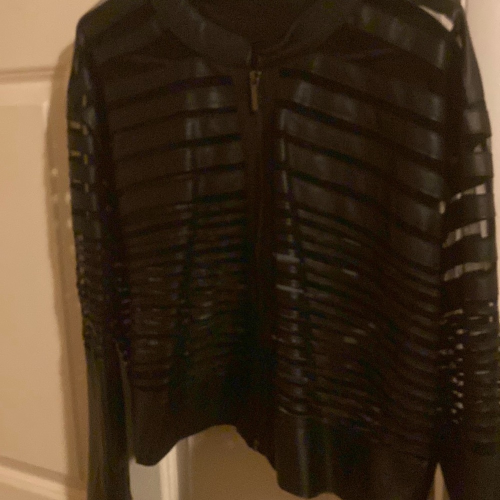 Long sleeve waist jacket. Black.